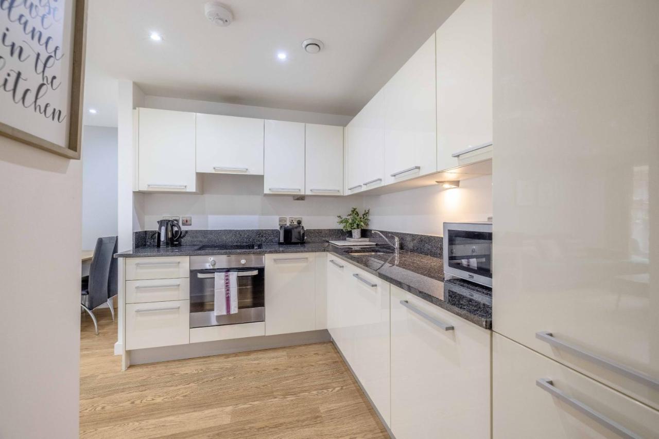 2 Bed At Slough Station & Parking - London In 20 Mins Exterior foto