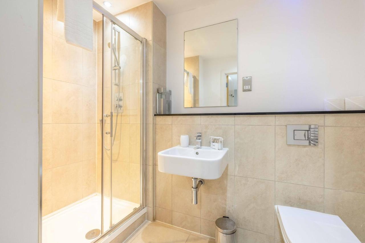 2 Bed At Slough Station & Parking - London In 20 Mins Exterior foto