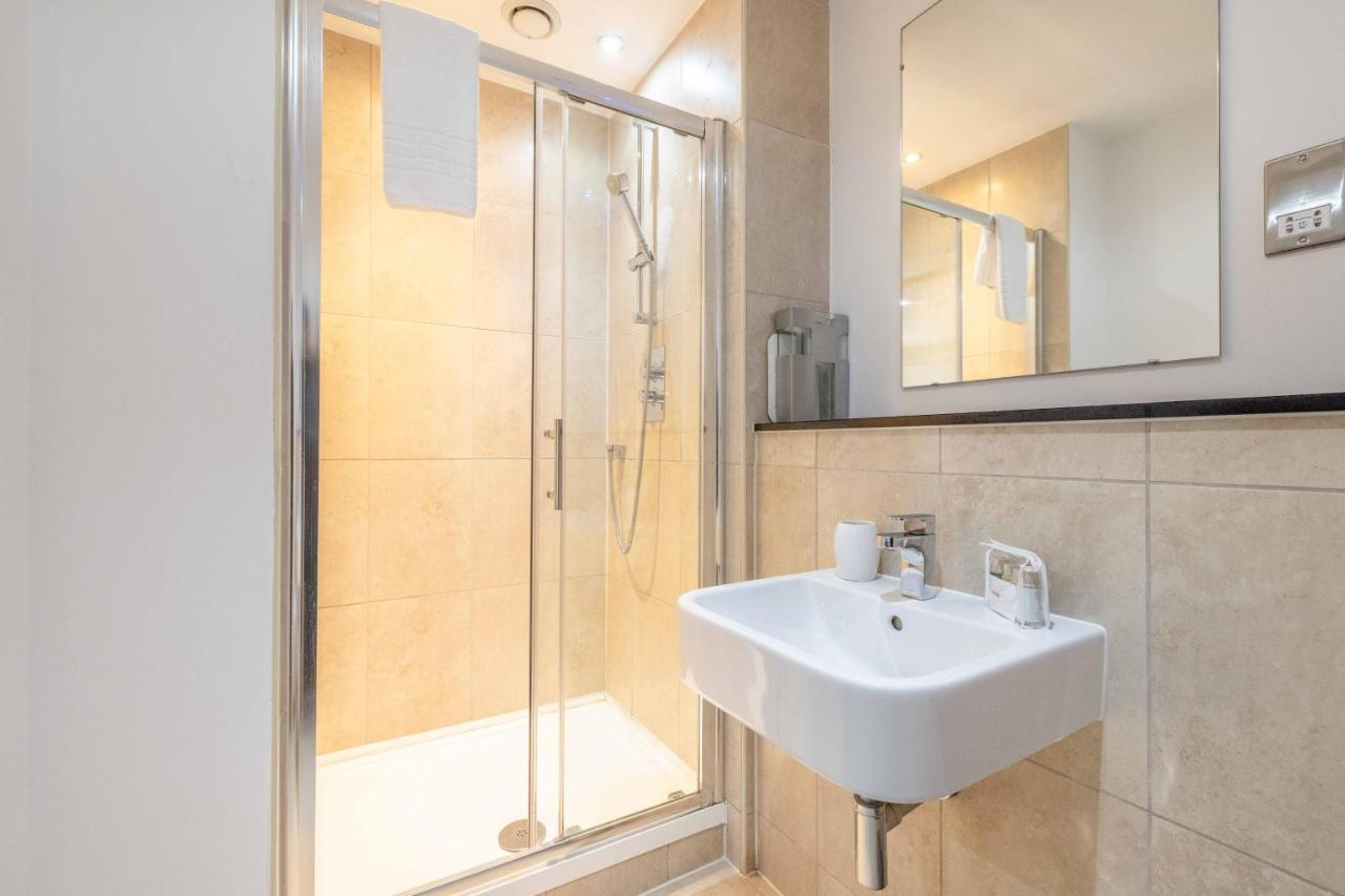 2 Bed At Slough Station & Parking - London In 20 Mins Exterior foto